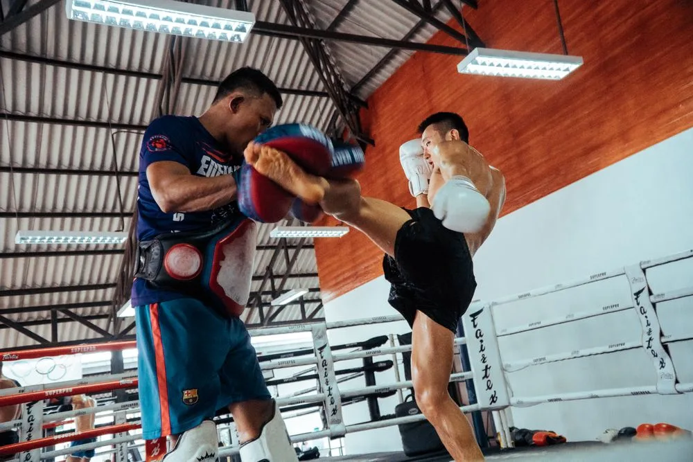ซ้อมเตะกระสอบทราย ค่ายมวยไทยเพชรสยาม